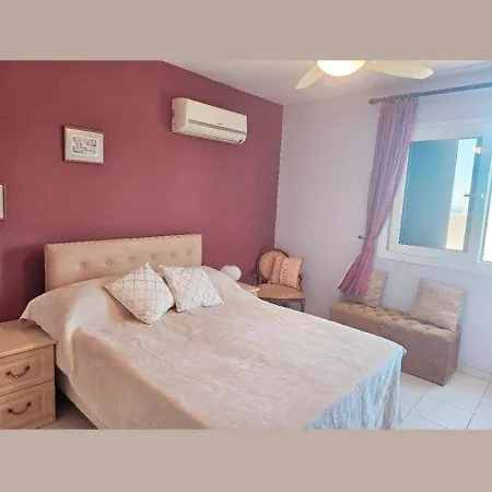 Alithea Gardens 2 Bedroom With Communal Pool *